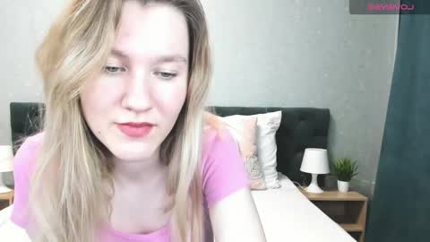 Snapshot of mariel_brown chatting on January 24, 8:02 am mariel_brown online show from January 24, 8:02 am