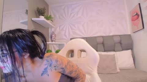 Snapshot of mariianadiaz1_ chatting on February 10, 3:27 pm Maryyy online show from February 10, 3:27 pm