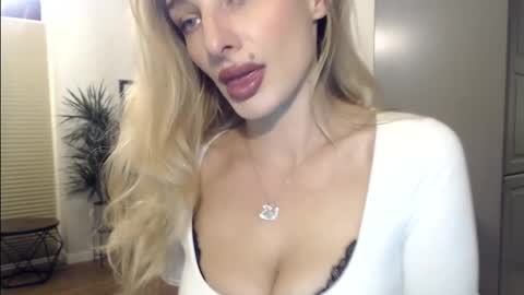 Snapshot of marilyndevilish chatting on December 3, 9:23 pm MarilynDevilish online show from December 3, 9:23 pm