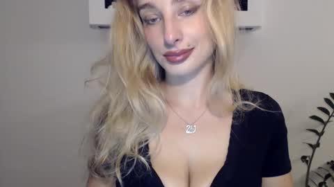 Snapshot of marilyndevilish chatting on December 9, 9:26 pm MarilynDevilish online show from December 9, 9:26 pm