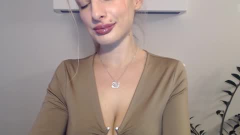 Snapshot of marilyndevilish chatting on December 13, 7:32 pm MarilynDevilish online show from December 13, 7:32 pm