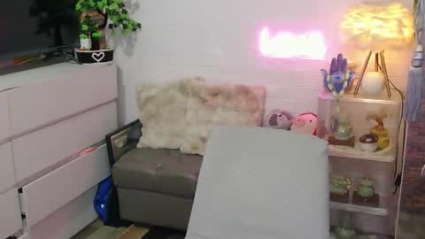 marlmoreno10 online show from April 16, 12:28 pm