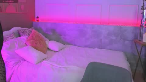 Snapshot of marquise_villaret chatting on February 24, 6:11 am marquise_villaret online show from February 24, 6:11 am