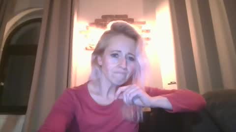 Snapshot of marrygorund chatting on January 16, 5:32 am MaryGoRound online show from January 16, 5:32 am