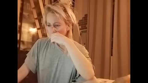 Snapshot of marrygorund chatting on February 10, 1:35 am MaryGoRound online show from February 10, 1:35 am