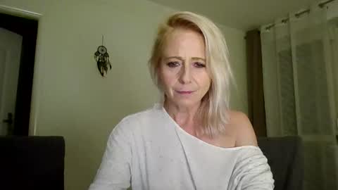 Snapshot of marrygorund chatting on October 27, 7:07 pm MaryGoRound online show from October 27, 7:07 pm