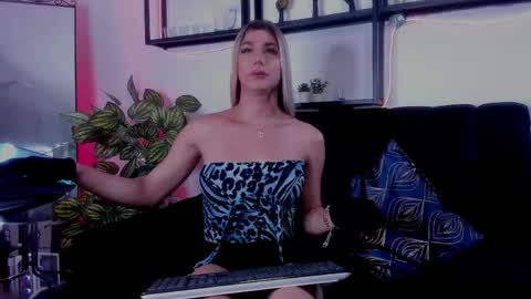 Snapshot of martiina_rose chatting on May 1, 12:10 pm Martina online show from May 1, 12:10 pm