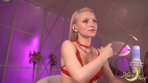 Snapshot of marylunamay chatting on October 5, 3:38 am Mary online show from October 5, 3:38 am