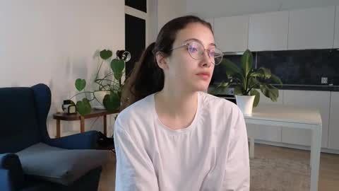 Snapshot of maryrosejansson chatting on February 21, 8:26 am Hi Im Olivia Im new here3 online show from February 21, 8:26 am