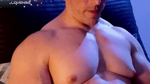 Snapshot of masked_bodybuilder chatting on December 18, 12:43 am masked_bodybuilder online show from December 18, 12:43 am