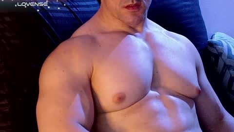 Snapshot of masked_bodybuilder chatting on December 21, 10:19 pm masked_bodybuilder online show from December 21, 10:19 pm