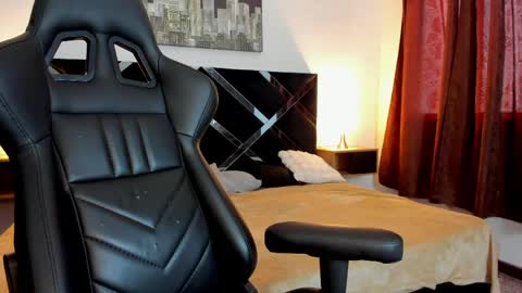 Scarlet  online show from April 6, 7:15 pm