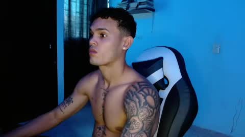 master_black777 online show from April 15, 9:59 pm