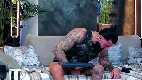 Snapshot of masterkingofmuscle chatting on November 18, 7:35 am masterkingofmuscle online show from November 18, 7:35 am