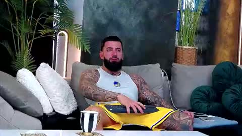 Snapshot of masterkingofmuscle chatting on December 4, 8:01 am masterkingofmuscle online show from December 4, 8:01 am