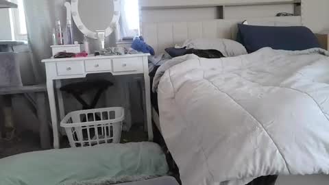 alex online show from April 4, 8:39 pm