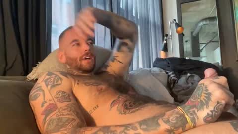 Snapshot of mathewloyal chatting on October 29, 8:43 pm Mat Loyal online show from October 29, 8:43 pm