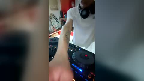 Snapshot of mattiatoyboyxx chatting on June 15, 12:46 am mattiatoyboyxx online show from June 15, 12:46 am