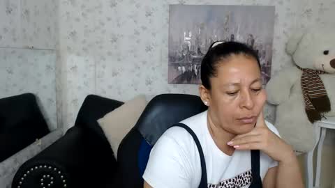 Snapshot of mature_martina_ chatting on June 19, 10:35 pm Martina online show from June 19, 10:35 pm