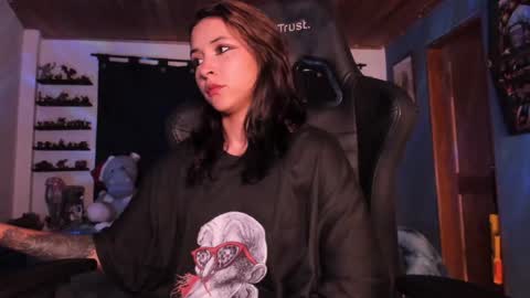 Snapshot of mavis_fuentes chatting on December 9, 4:01 am Hilary online show from December 9, 4:01 am