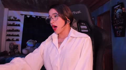 Snapshot of mavis_fuentes chatting on December 13, 11:39 pm Hilary online show from December 13, 11:39 pm