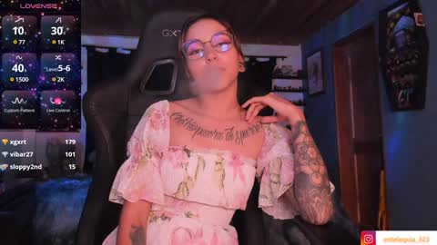 Snapshot of mavis_fuentes chatting on December 22, 1:12 am Hilary online show from December 22, 1:12 am