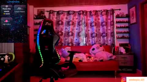 Snapshot of mavis_fuentes chatting on December 19, 10:17 pm Hilary online show from December 19, 10:17 pm