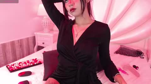 mavismanson  online show from October 2, 9:11 pm