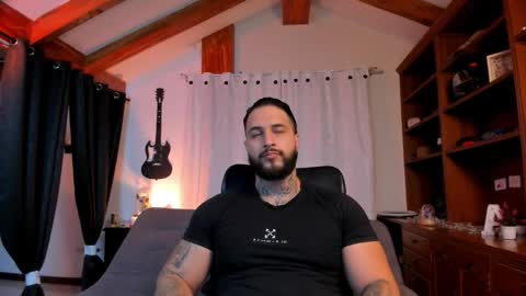 Snapshot of max_dic1 chatting on October 8, 11:46 pm max D. online show from October 8, 11:46 pm