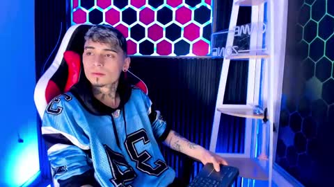 Max online show from April 12, 3:11 am