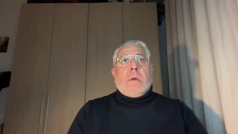 Snapshot of maxbillo chatting on April 1, 7:33 pm maxbillo online show from April 1, 7:33 pm