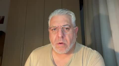 Snapshot of maxbillo chatting on April 20, 10:33 pm maxbillo online show from April 20, 10:33 pm