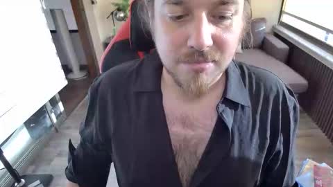 Snapshot of maxredz chatting on February 25, 10:19 pm Max online show from February 25, 10:19 pm