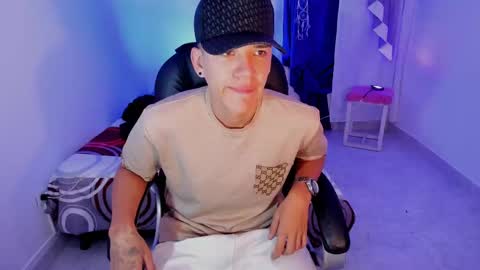 Snapshot of maxthomson_boy chatting on September 14, 10:25 am MaxThomson online show from September 14, 10:25 am