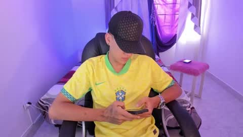 Snapshot of maxthomson_boy chatting on September 16, 6:53 pm MaxThomson online show from September 16, 6:53 pm
