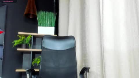 maxvolturi_ online show from May 2, 11:43 pm