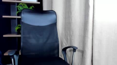 maxvolturi_ online show from May 18, 11:32 pm