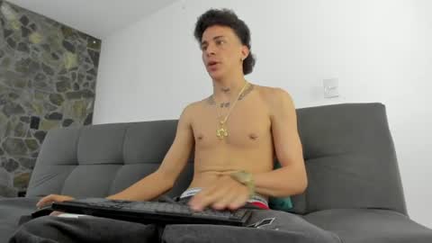 Snapshot of maxxx_bigcock chatting on June 25, 1:38 am Max online show from June 25, 1:38 am
