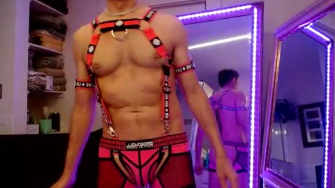 Snapshot of maxxxbates chatting on February 15, 1:57 am Maxxxbates online show from February 15, 1:57 am