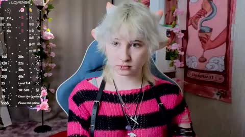 Snapshot of may_leaf chatting on February 26, 12:53 am Mary online show from February 26, 12:53 am