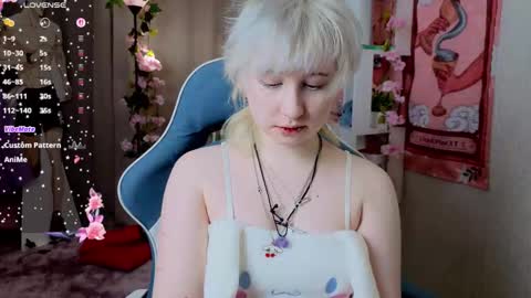 Snapshot of may_leaf chatting on March 1, 5:53 am Mary online show from March 1, 5:53 am