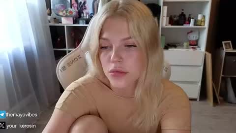 Snapshot of maya_blonde18 chatting on June 27, 3:33 am Maya online show from June 27, 3:33 am