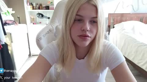 Snapshot of maya_blonde18 chatting on July 17, 3:35 am Maya online show from July 17, 3:35 am