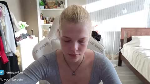 Snapshot of maya_blonde18 chatting on July 18, 3:33 am Maya online show from July 18, 3:33 am