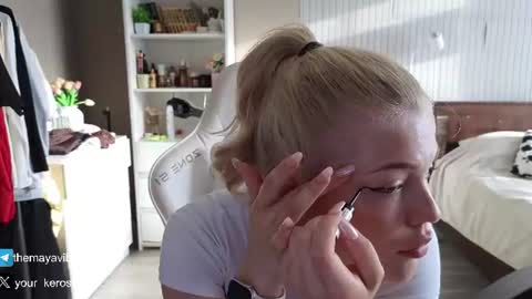 Snapshot of maya_blonde18 chatting on July 20, 3:43 am Maya online show from July 20, 3:43 am
