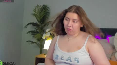 Snapshot of maya_raay chatting on June 23, 1:25 am Maya online show from June 23, 1:25 am