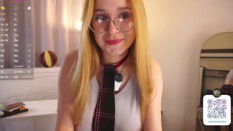 Snapshot of maybellebyone chatting on April 19, 5:56 pm Milina online show from April 19, 5:56 pm