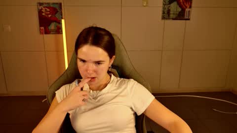 maybloom_ online show from November 22, 5:28 am