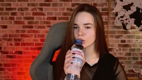 maybloom_ online show from February 14, 9:06 am