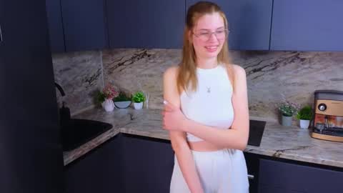 Mia online show from February 11, 12:05 pm